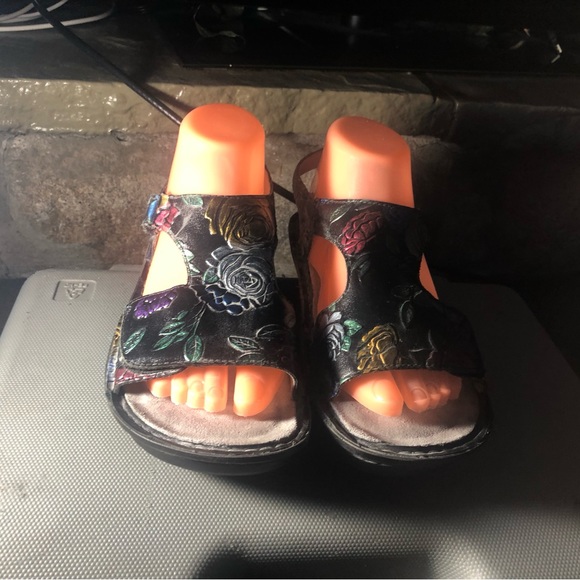 Alegria VIK-839 women's multi color embossed leather sandal Size 38/7.5US - Picture 2 of 14